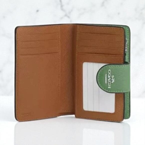 Coach Medium Corner Zip Wallet in Soft Green Leather 6390 - Picture 2 of 4